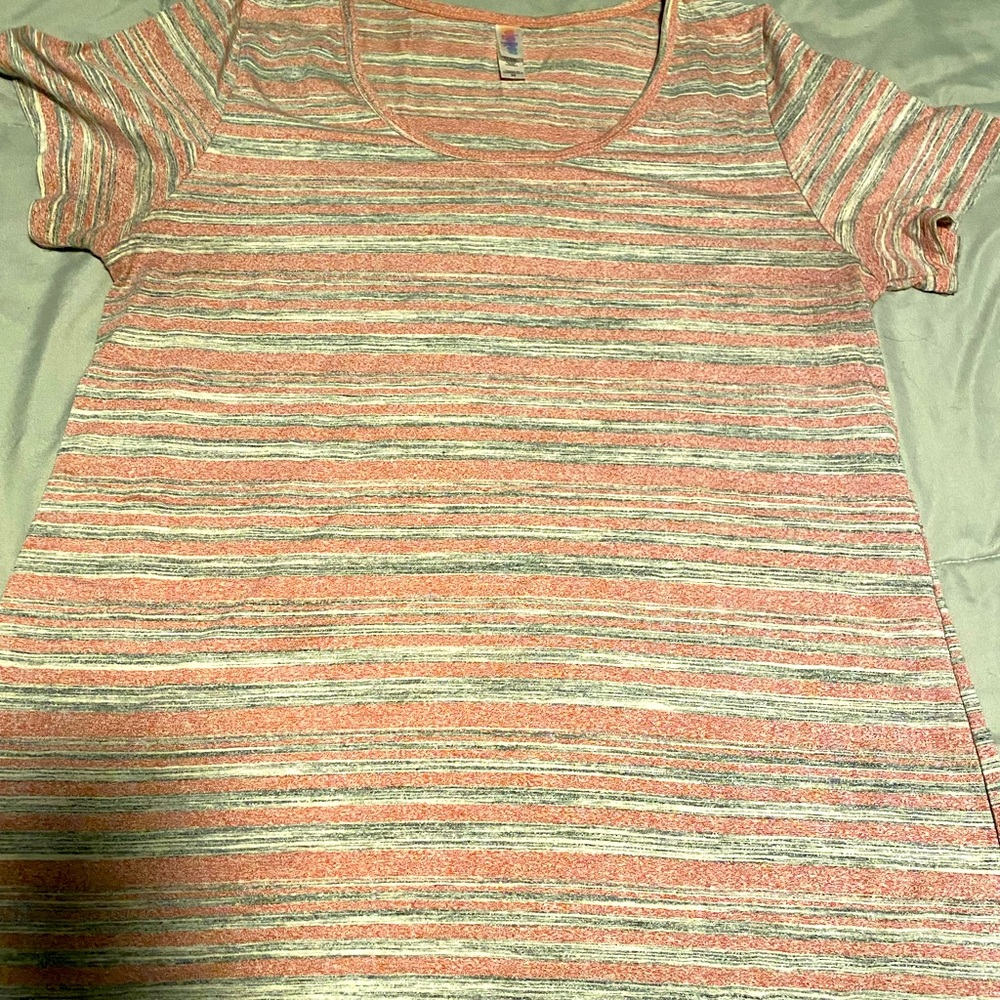 Lularoe Classic tee size Medium